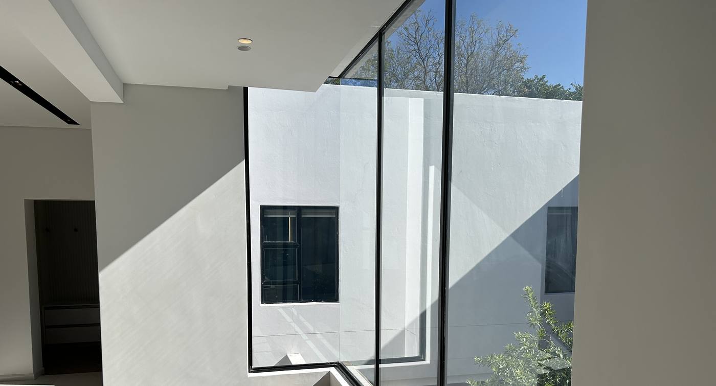 Corner fixed glazing in black aluminium frames