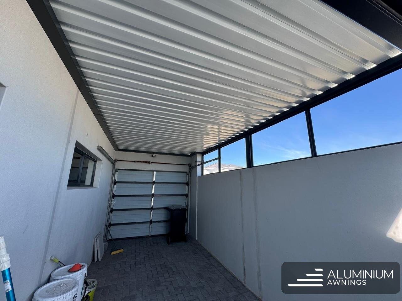 Aluminium carport with louvre roof