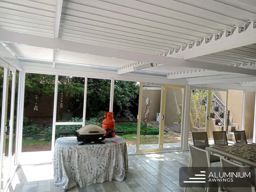 Automated White Louvre Roof, Table View