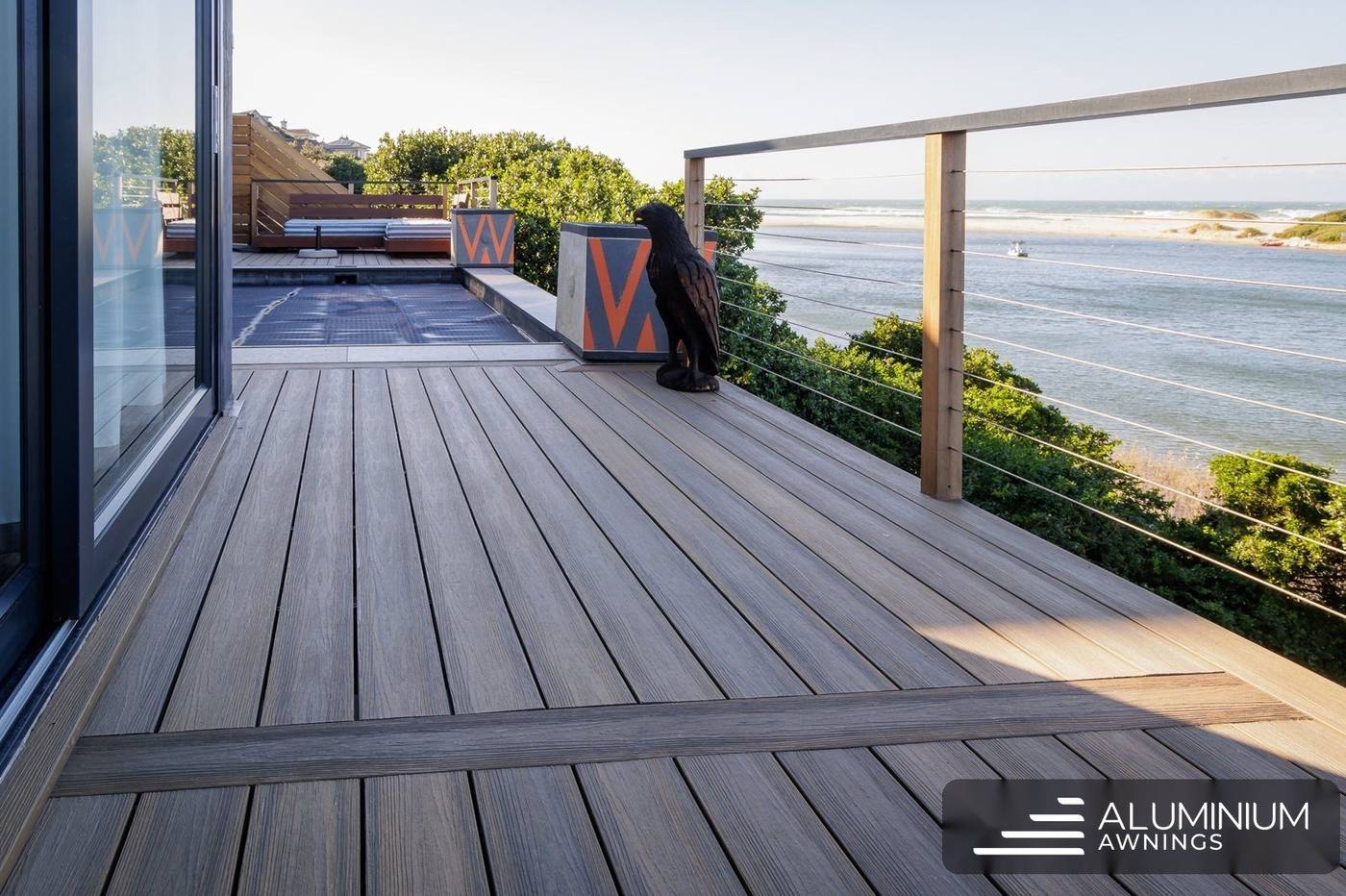 Composite deck with a cable balustrade above a lagoon