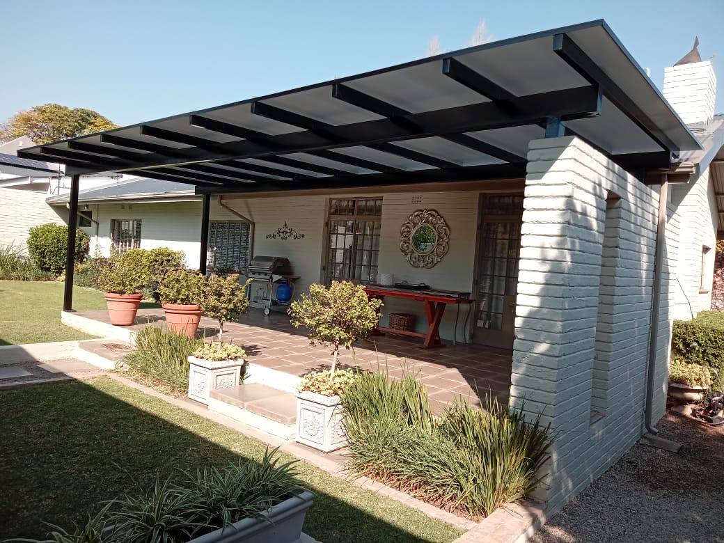 Multiwall polycarbonate pergola roof on a painted brick home
