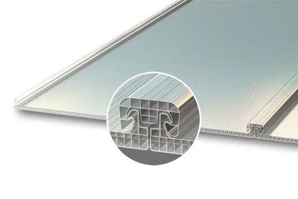 Multiwall polycarbonate roof on an aluminium pergola